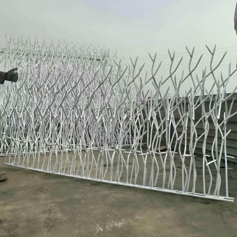 محاسبه قیمت هر متر حفاظ نرده شاخ گوزنی روی دیوار در مشهد