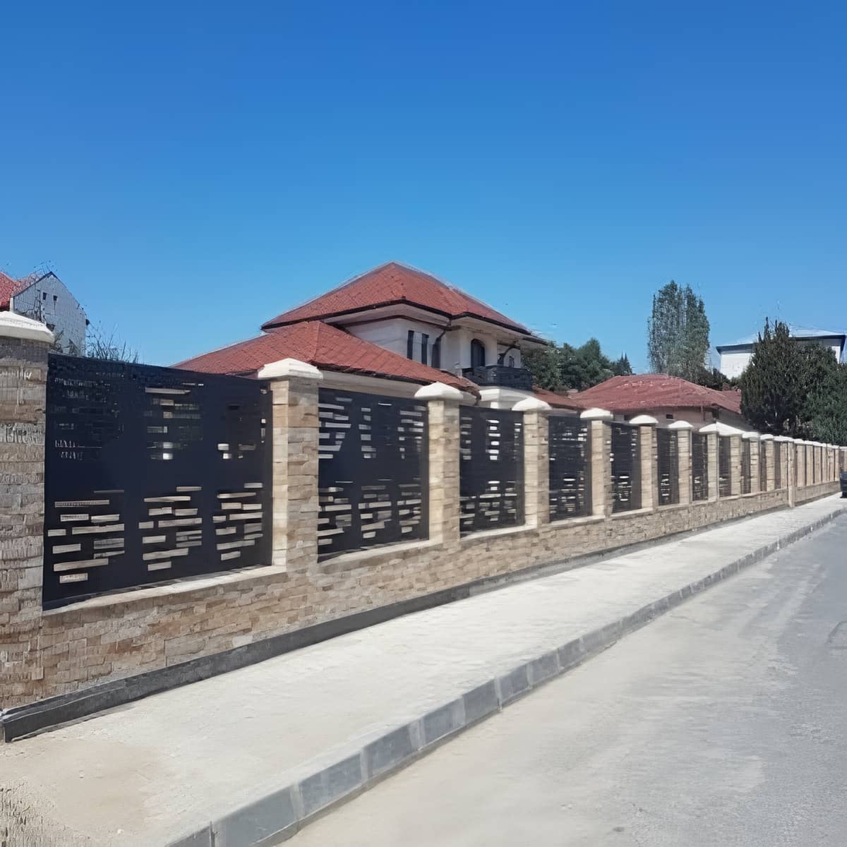 نرده سی ان سی فلزی طرح دار مشهد با طرح باز برای عبور نور نرده سی ان سی فلزی طرح دار مشهد با طرح باز برای عبور نور