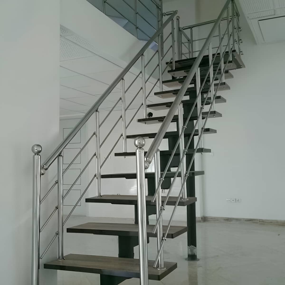 هندریل استیل دیواری در مشهد مناسب رمپ ورودی هندریل استیل دیواری در مشهد مناسب رمپ ورودی