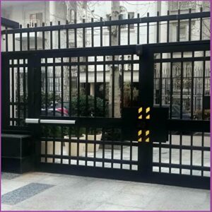 جک درب پارکینگ در مشهد نصب شده روی درب دو لنگه فلزی