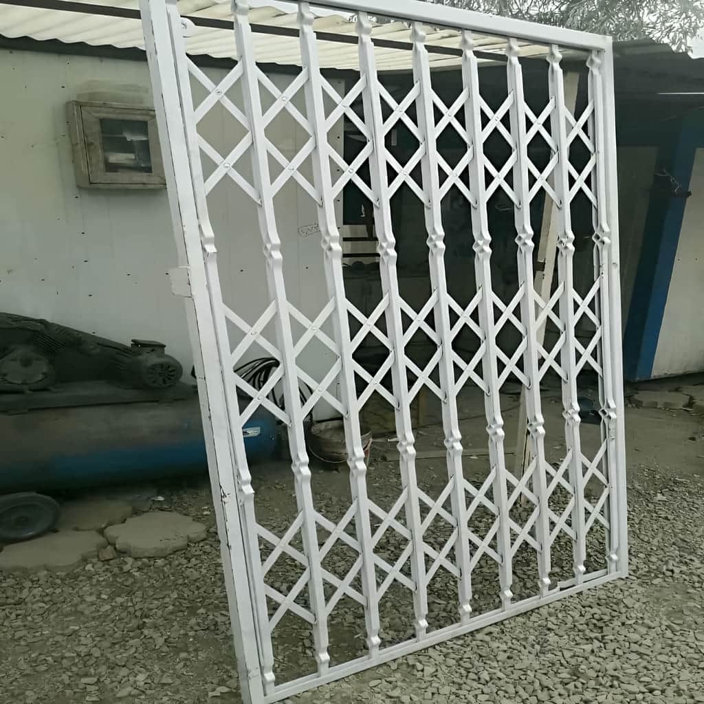 اجرای درب آکاردئونی سه گل تسمه با جهت جمع‌شدن مناسب در مشهد