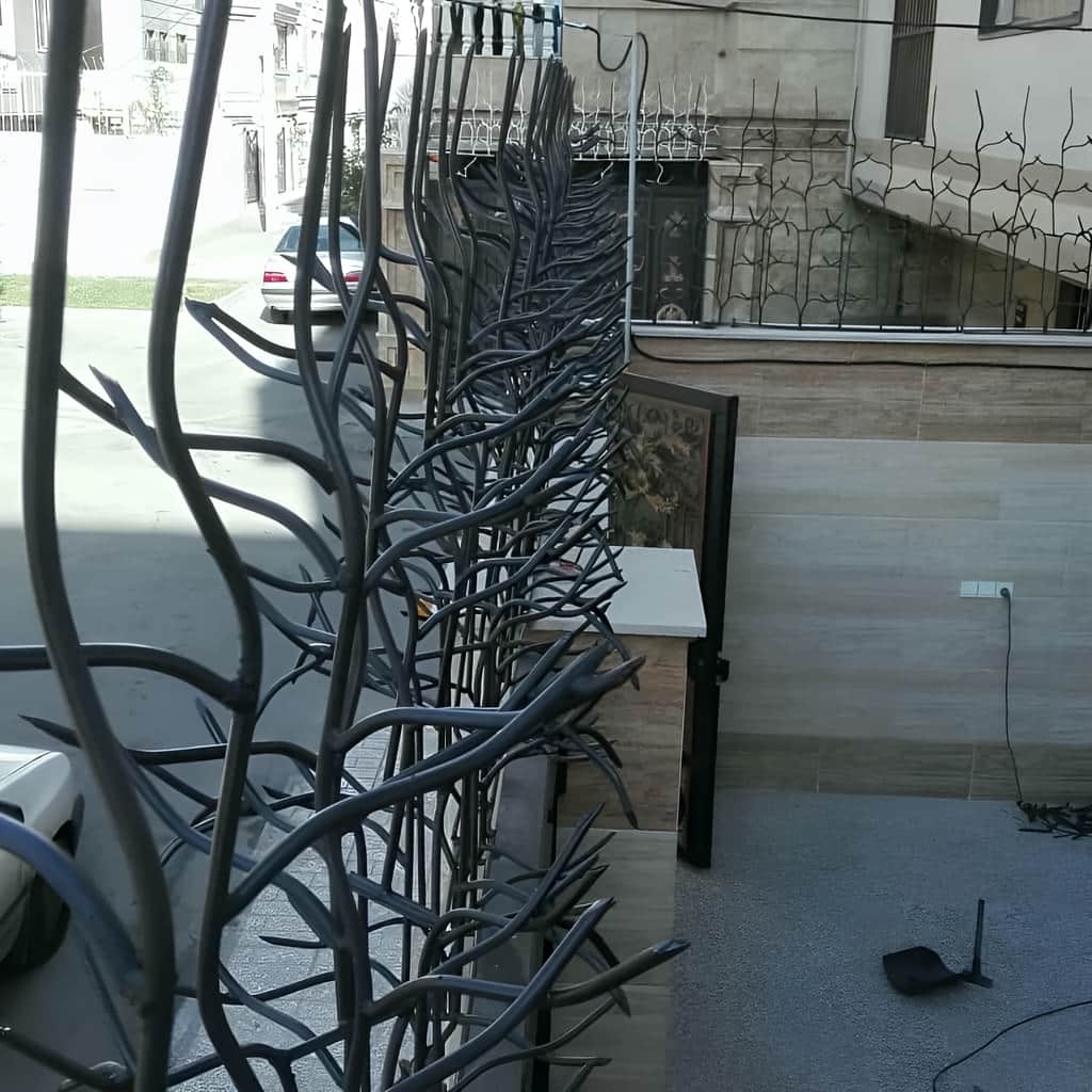 حفاظ آبشاری متراکم برای دیوار سنگی ساختمان در مشهد