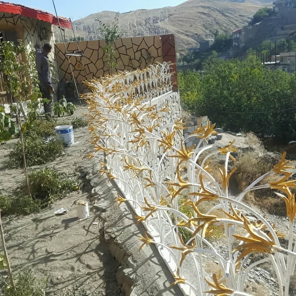 اجرای حفاظ دیوار فلزی ردیفی در کنج ساختمان در مشهد