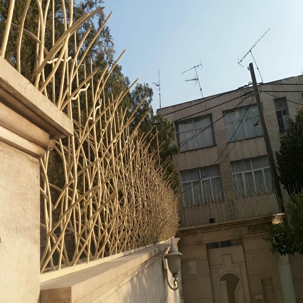 نصب حفاظ نیزار روی تاج دیوار باغ در مشهد