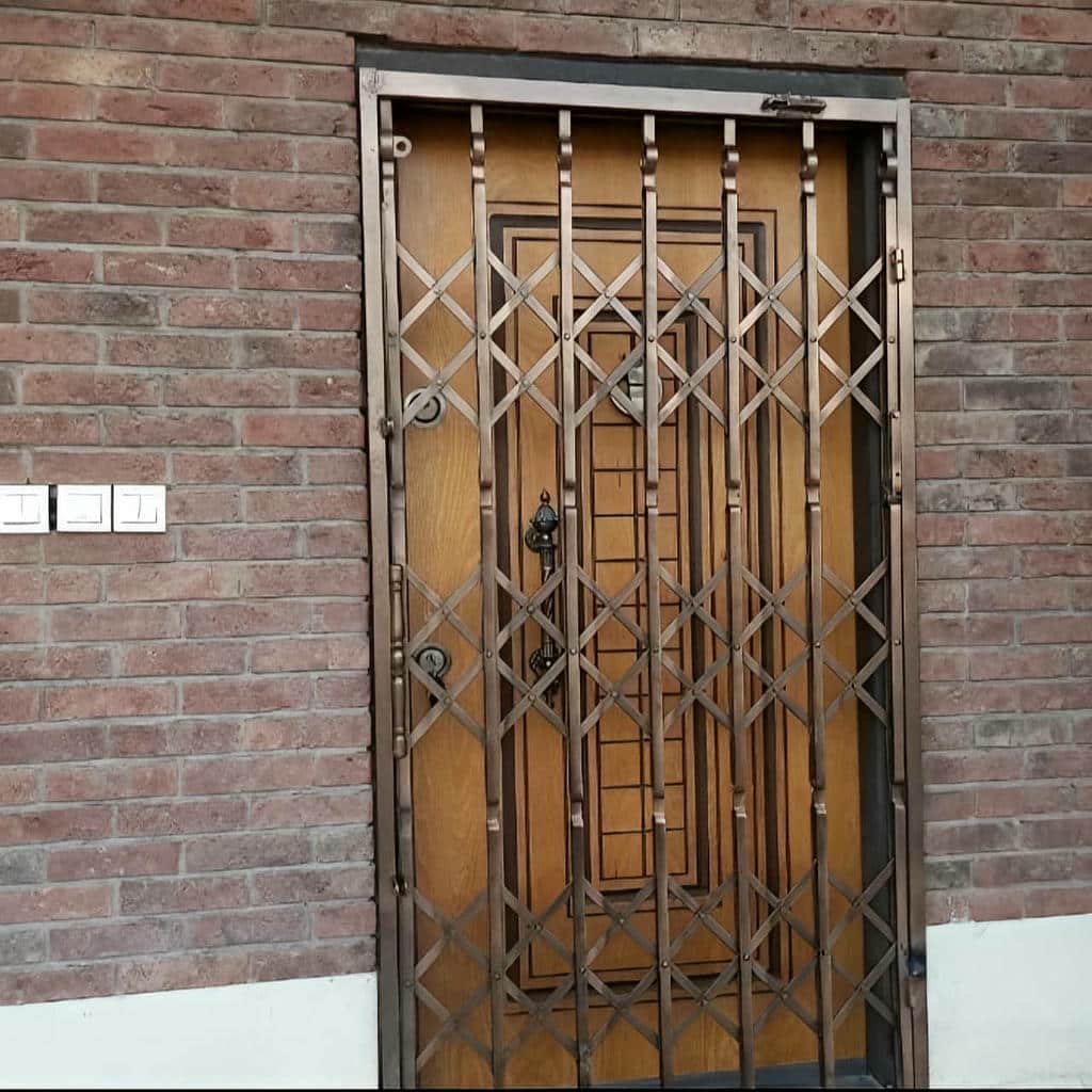 خرید درب آکاردئونی سفید طلایی برای ورودی آپارتمان در مشهد