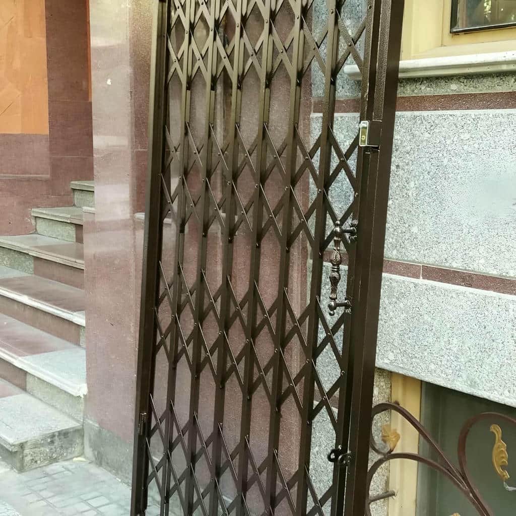 انتخاب درب آکاردئونی طرح دار لوزی متناسب با عرض دهانه در مشهد