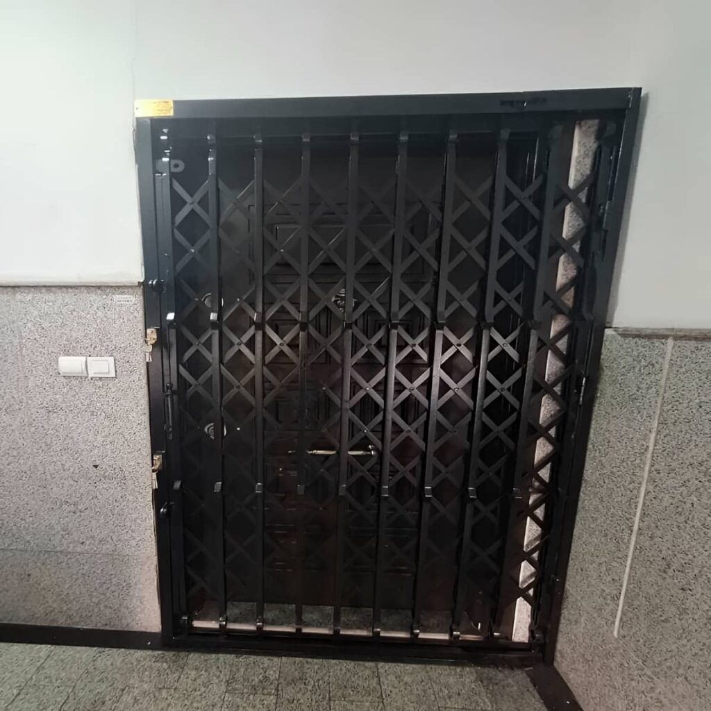 فضای جمع‌شدن درب آکاردئونی واحد اداری پیش از سفارش در مشهد