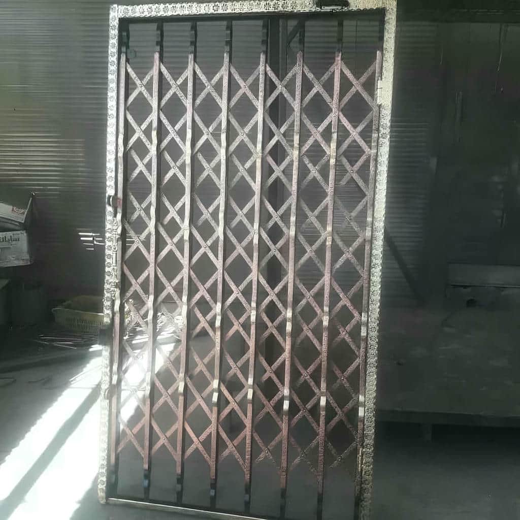 خرید درب آکاردئونی مشکی طلایی برای ورودی آپارتمان در مشهد