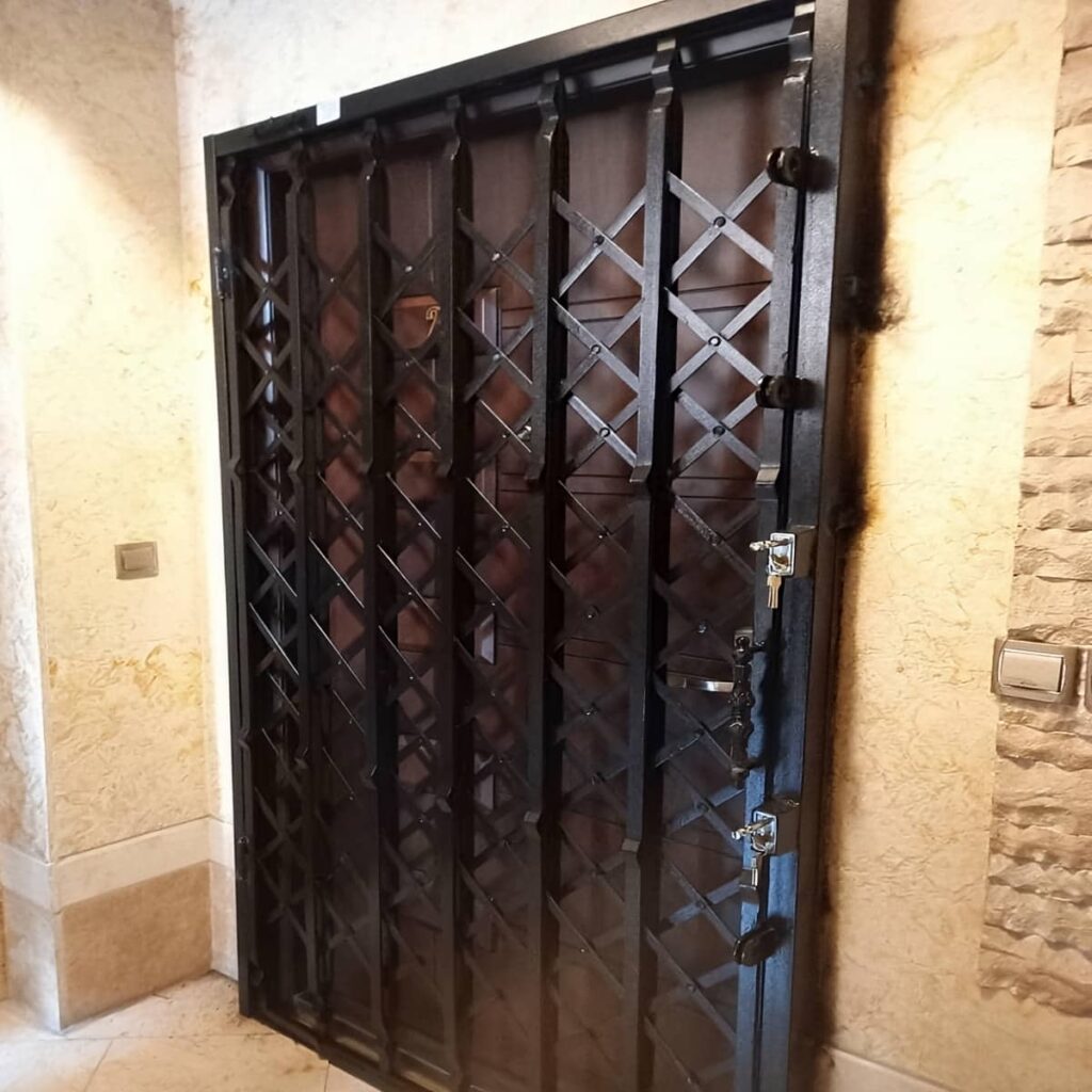 6 نمونه درب آکاردئونی مشکی طلایی در مشهد