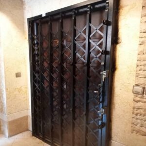 6 نمونه درب آکاردئونی مشکی طلایی در مشهد