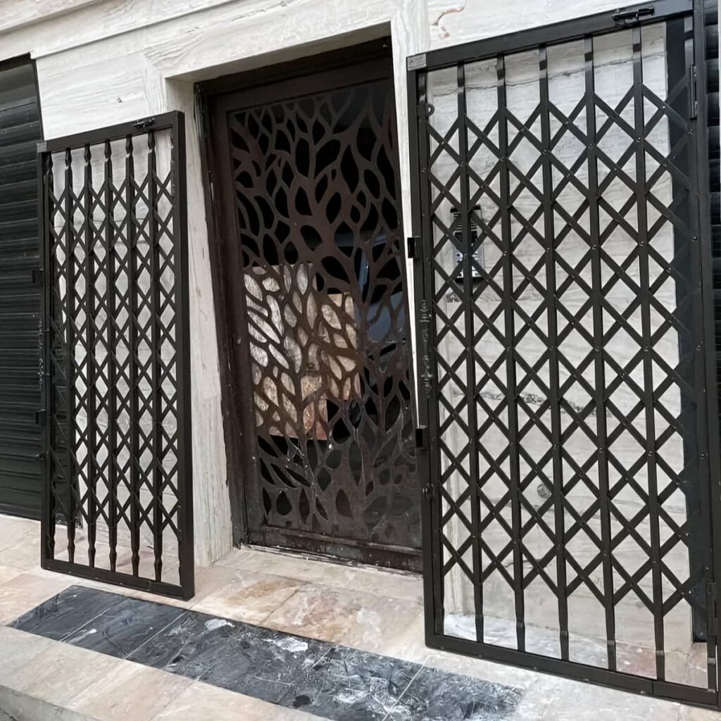 خرید درب آکاردئونی مدرن مشکی با طرح رسمی در مشهد