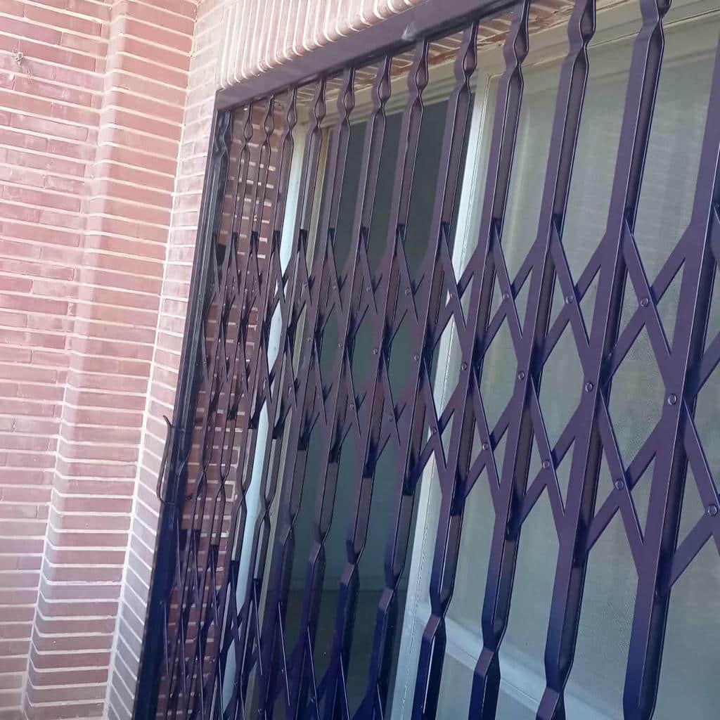 انتخاب درب آکاردئونی مشکی طلایی براساس رنگ چهارچوب در مشهد