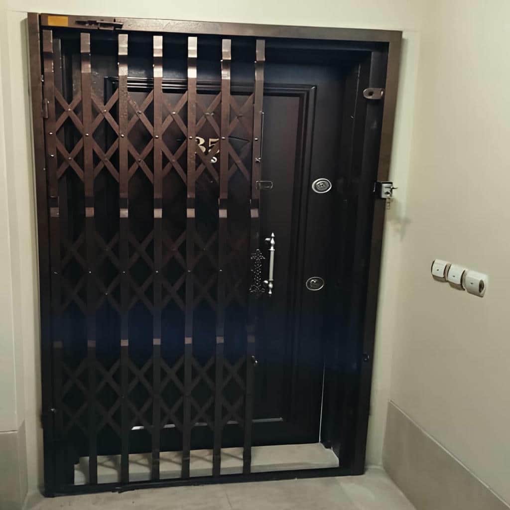 ساخت درب آکاردئونی مدرن مشکی براساس ابعاد ورودی در مشهد
