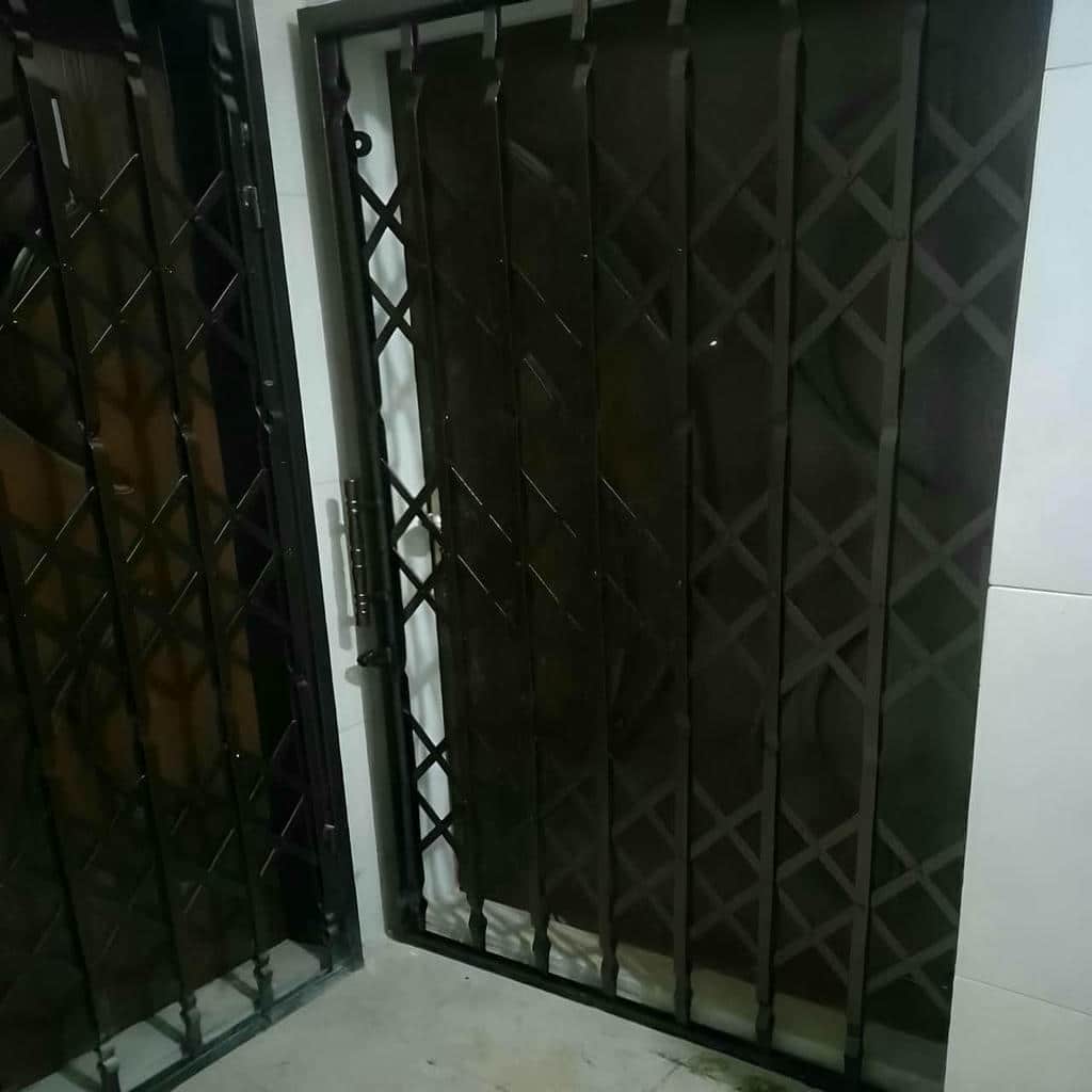 اجرای درب آکاردئونی تسمه پهن آهنی با جهت حرکت مناسب در مشهد