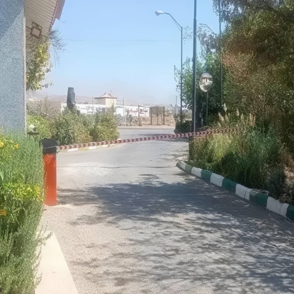 نصب راهبند صنعتی بازوی بلند برای محوطه کارخانه در مشهد