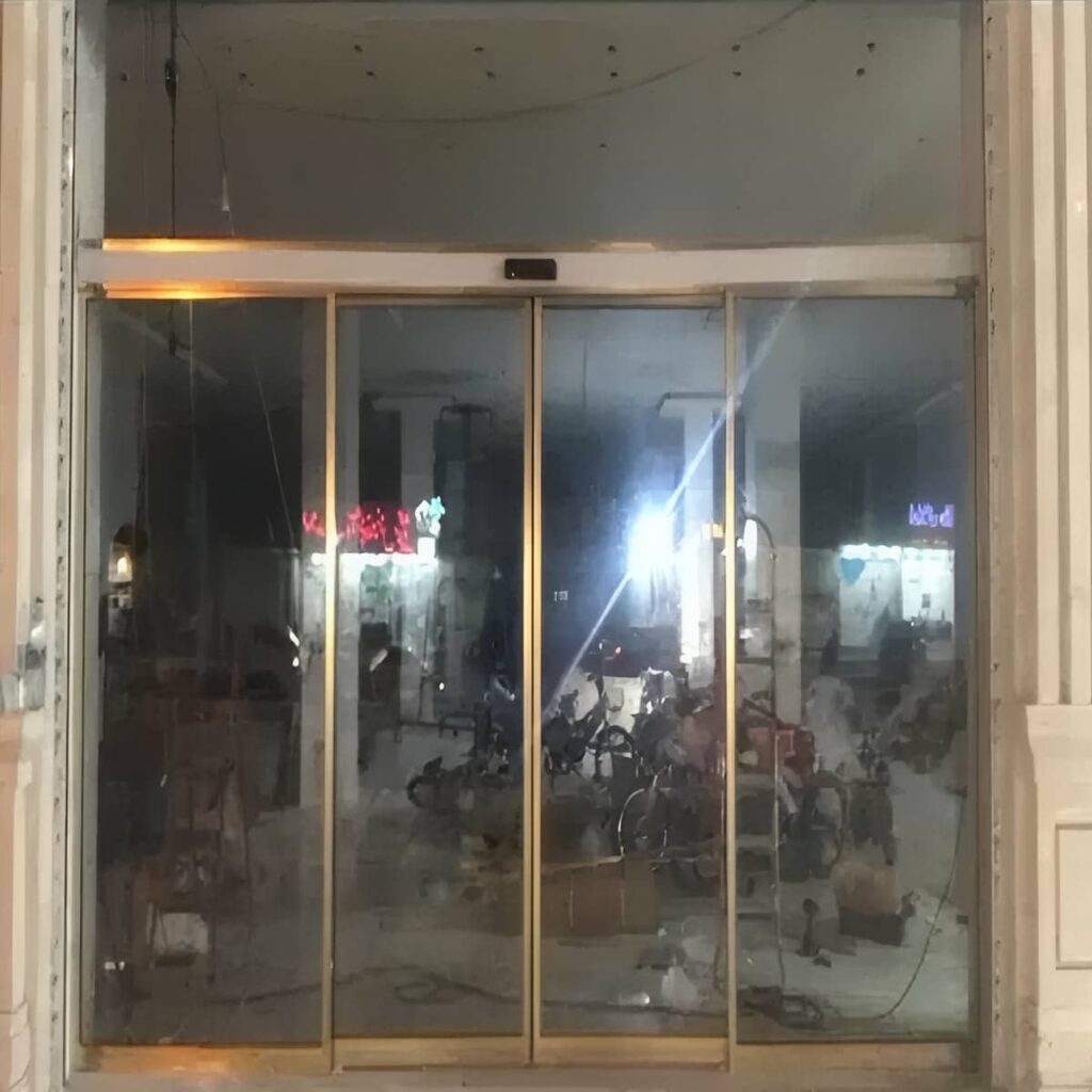نصب درب اتوماتیک شیشه ای گردان با شیشه سکوریت در مشهد