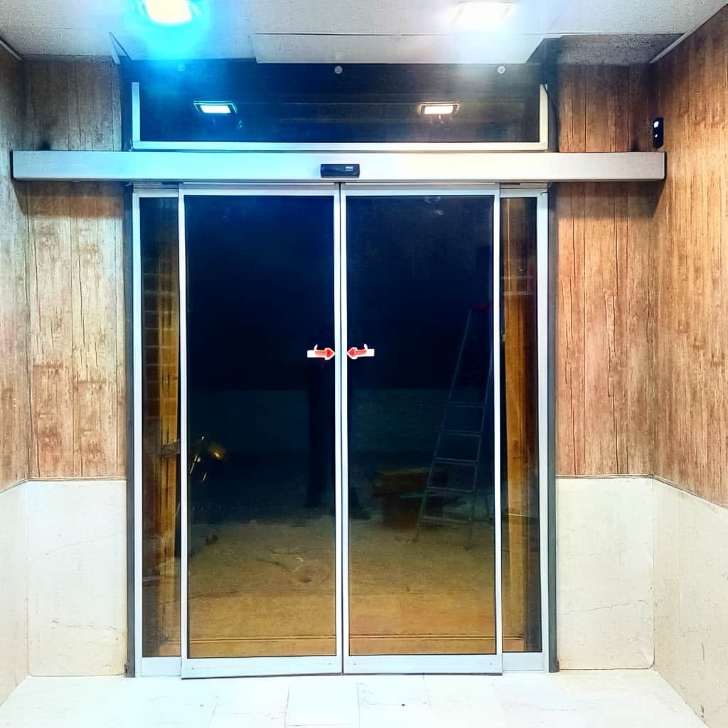 نصب درب اتوماتیک شیشه ای لولایی سنسوردار دولنگه در مشهد نصب درب اتوماتیک شیشه ای لولایی سنسوردار دولنگه در مشهد