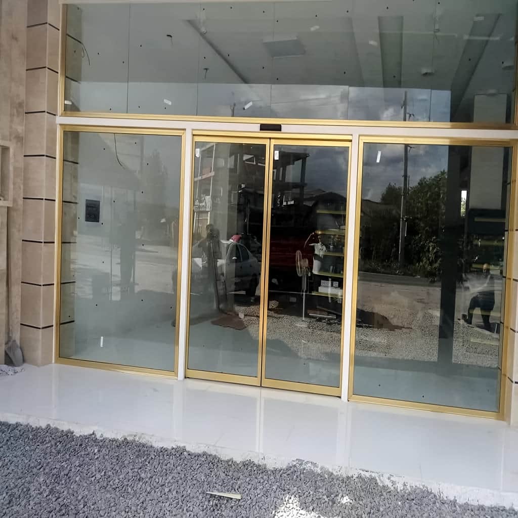 اجرای درب شیشه ای کشویی دو لت هماهنگ با ویترین در مشهد اجرای درب شیشه ای کشویی دو لت هماهنگ با ویترین در مشهد