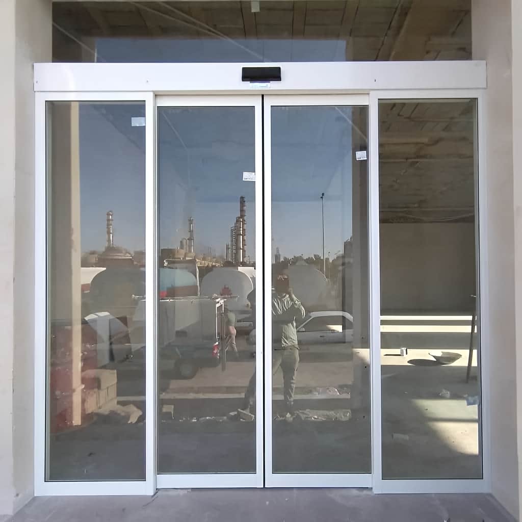 نصب درب شیشه ای گردان با سنسور ایمنی در لابی مشهد