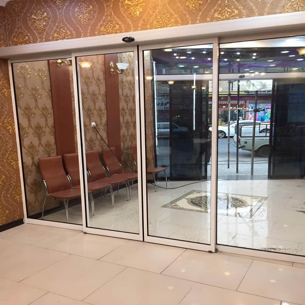 11 طرح درب اتوماتیک شیشه ای مدرن فریم مشکی در مشهد