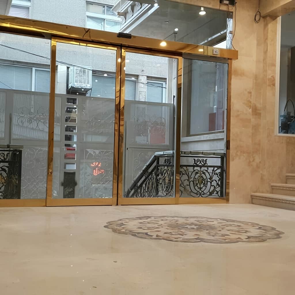 خرید درب شیشه ای سنسوردار هتل لابی برای عبور چمدان در مشهد خرید درب شیشه ای سنسوردار هتل لابی برای عبور چمدان در مشهد