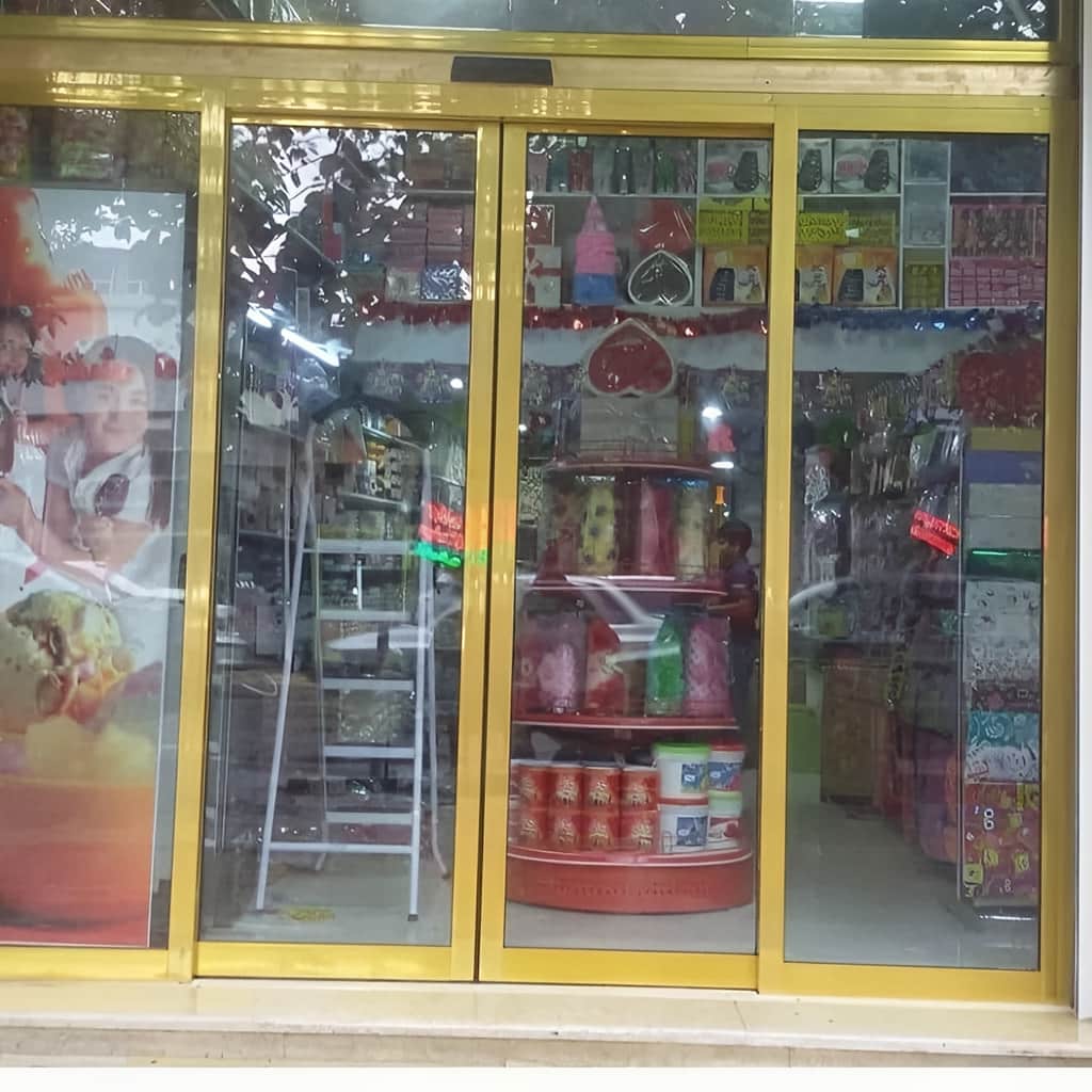 نصب درب اتوماتیک شیشه ای فریم لس سکوریت با اپراتور مناسب در مشهد