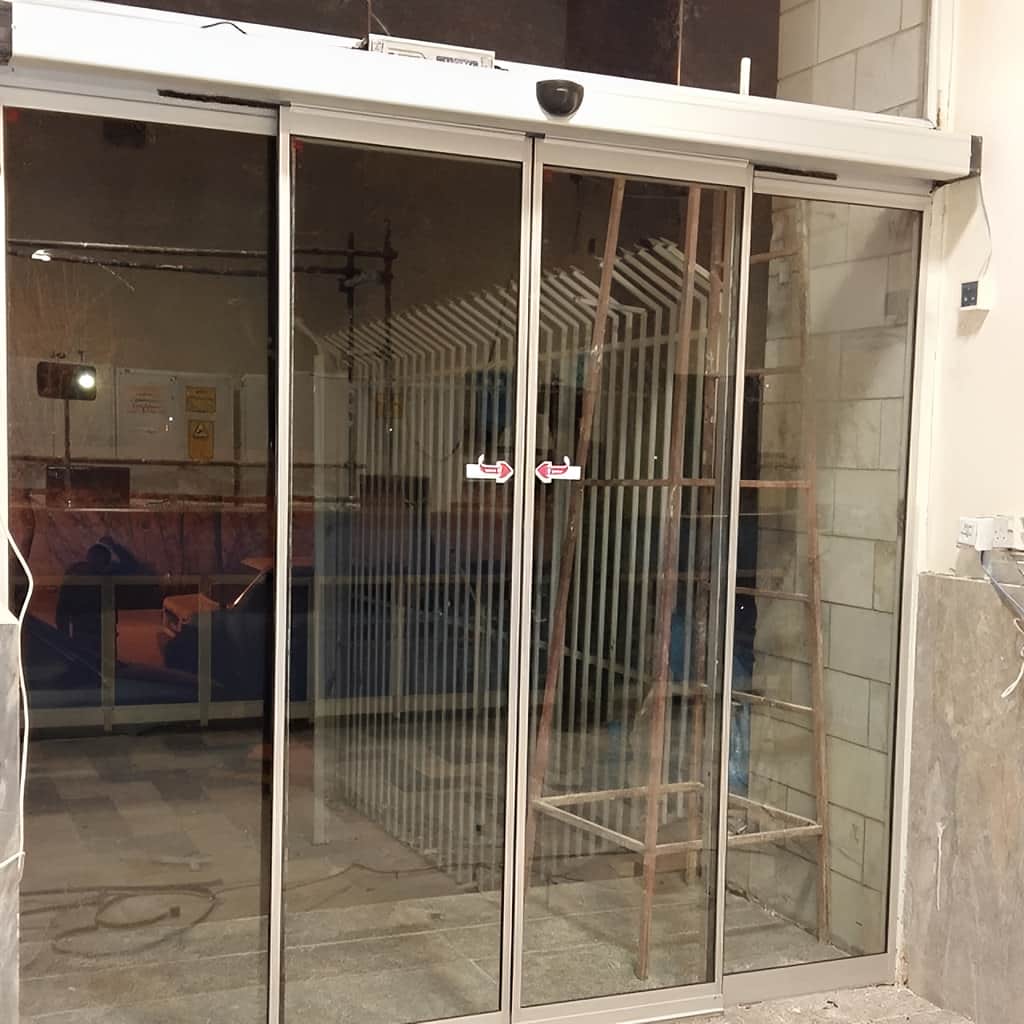 نصب درب شیشه ای خودکار لمینت لابی با یراق مناسب در مشهد