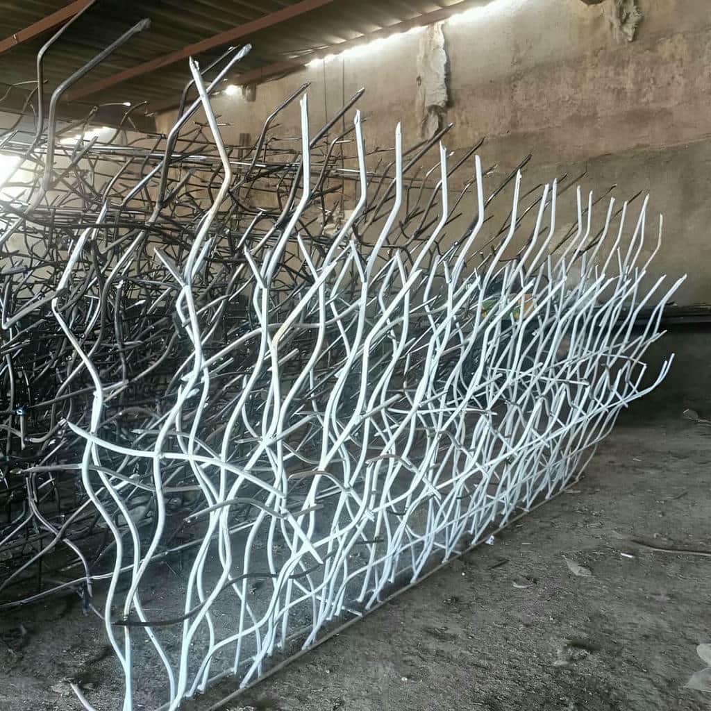 حفاظ روی دیوار سیم خاردار ترکیبی با پایه فلزی در مشهد