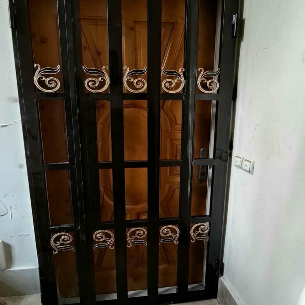 انتخاب نمونه درب آکاردئونی پنج گل دوبل متناسب با دهانه در مشهد