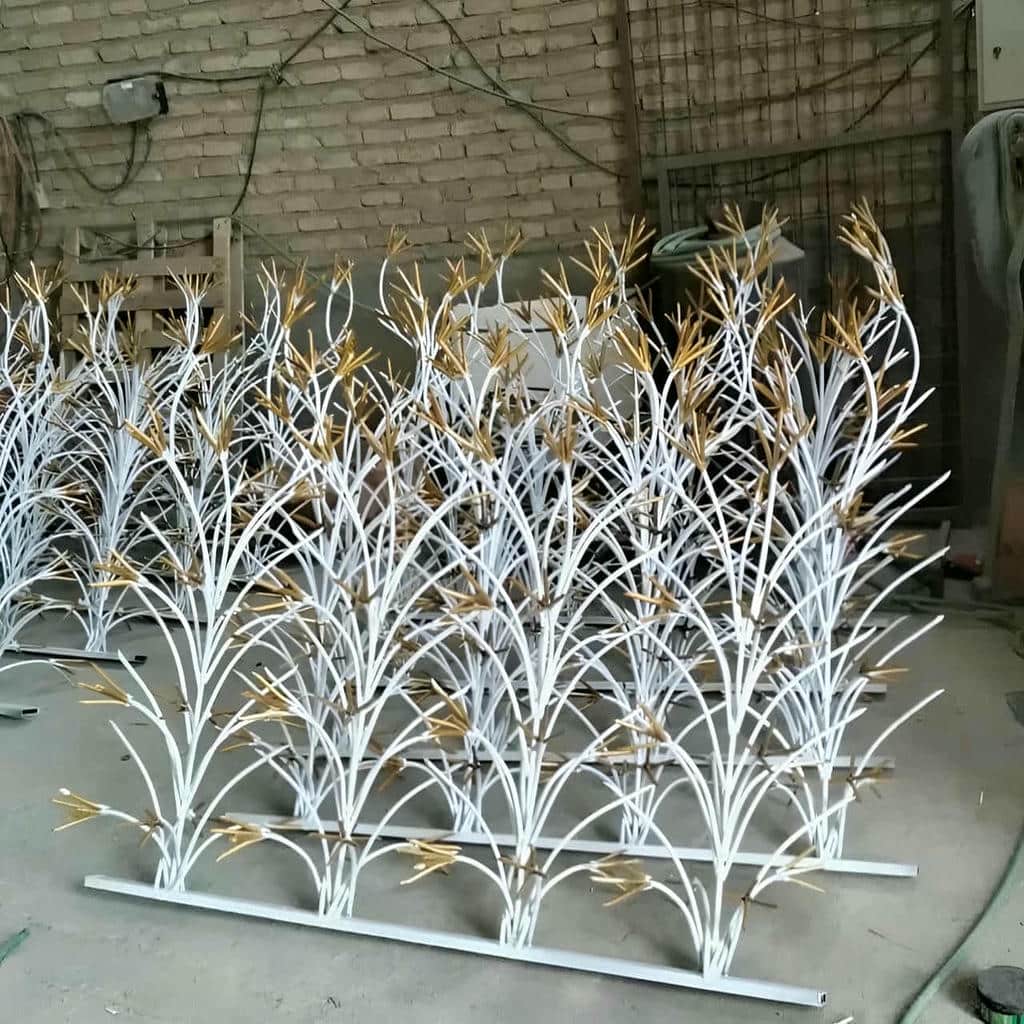 نصب حفاظ لیلیوم روی تاج دیوار ویلای لوکس در مشهد