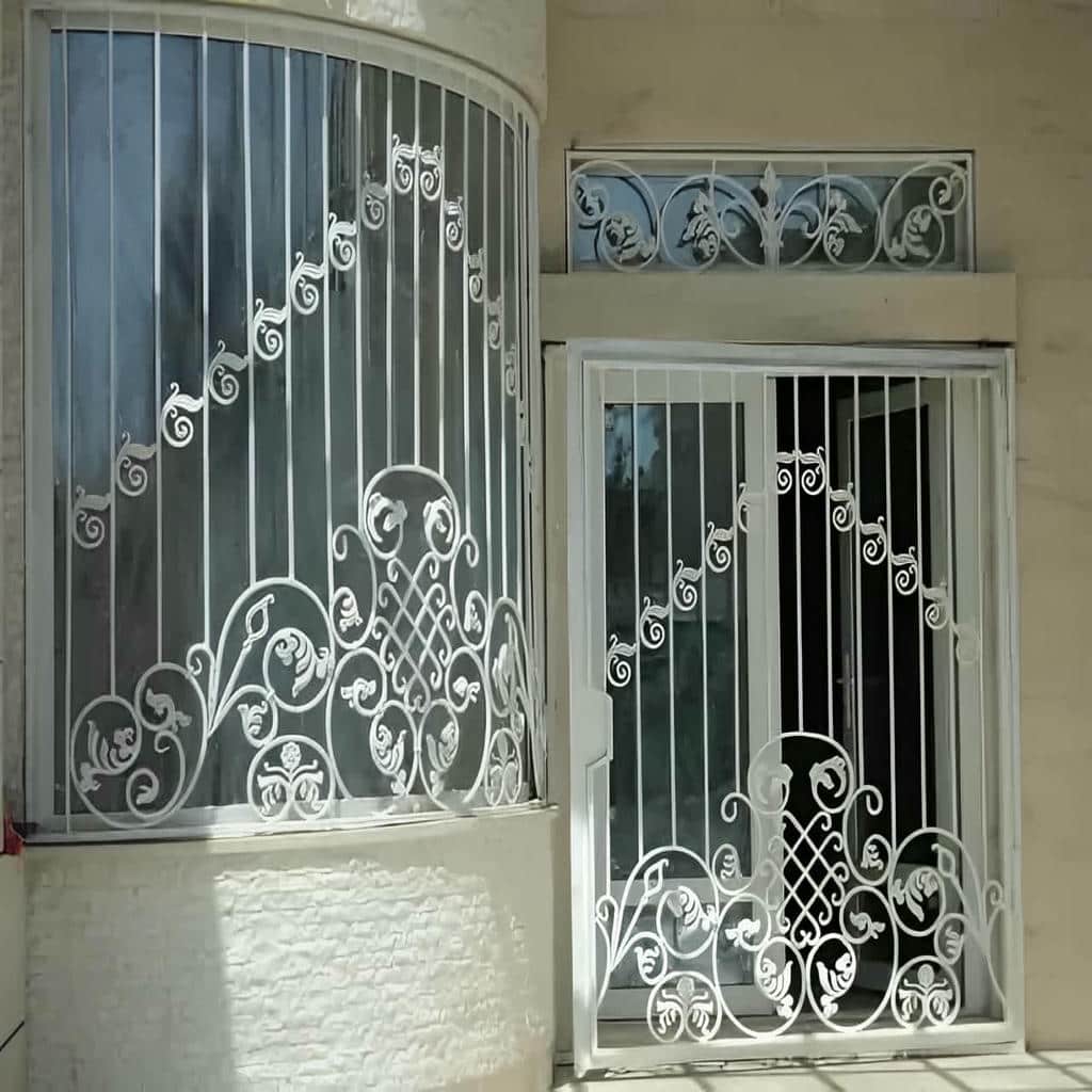 نصب نرده پنجره فرفورژه گل دار داخل دهانه در مشهد