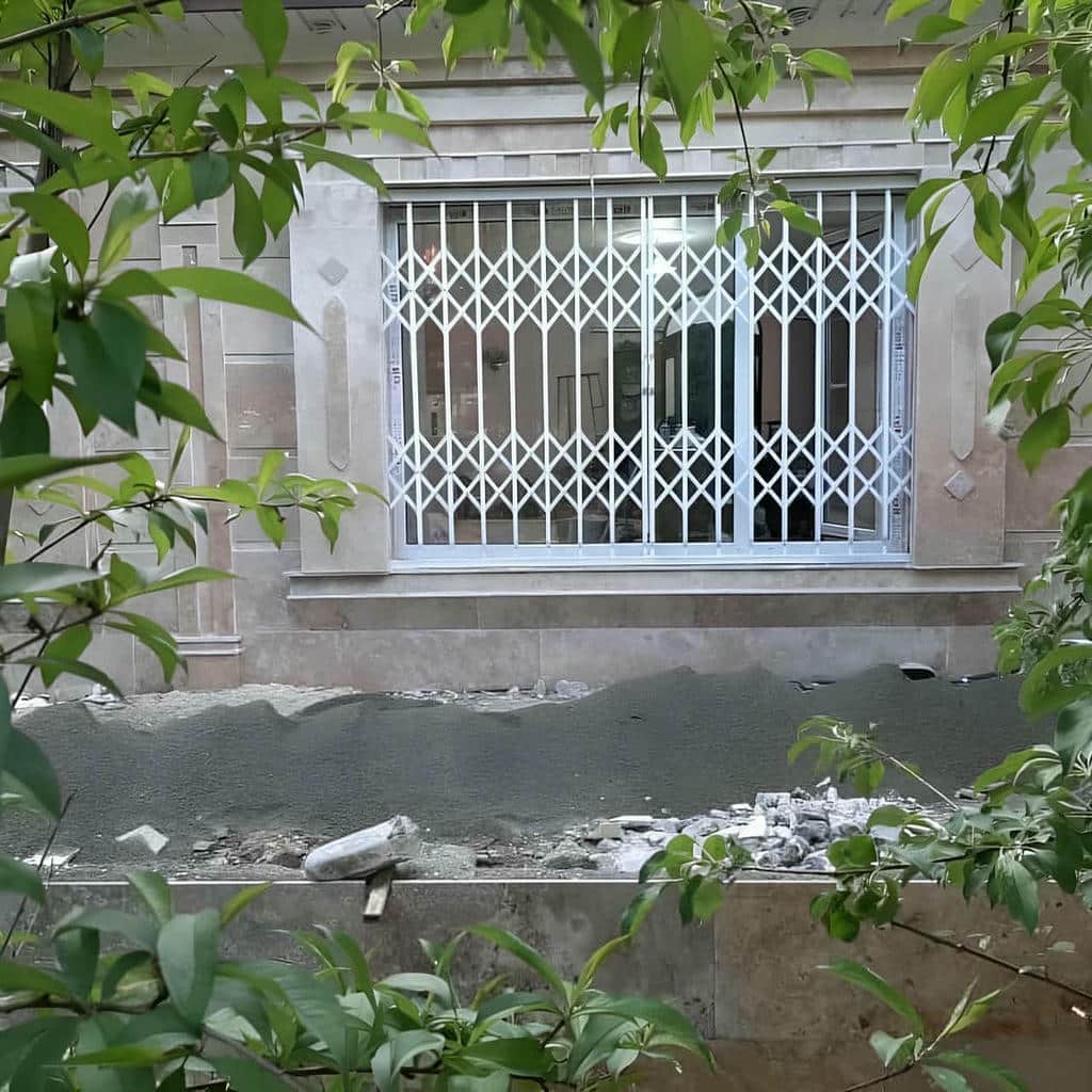 خرید حفاظ پنجره شیک قاب دار متناسب با نمای ساختمان در مشهد