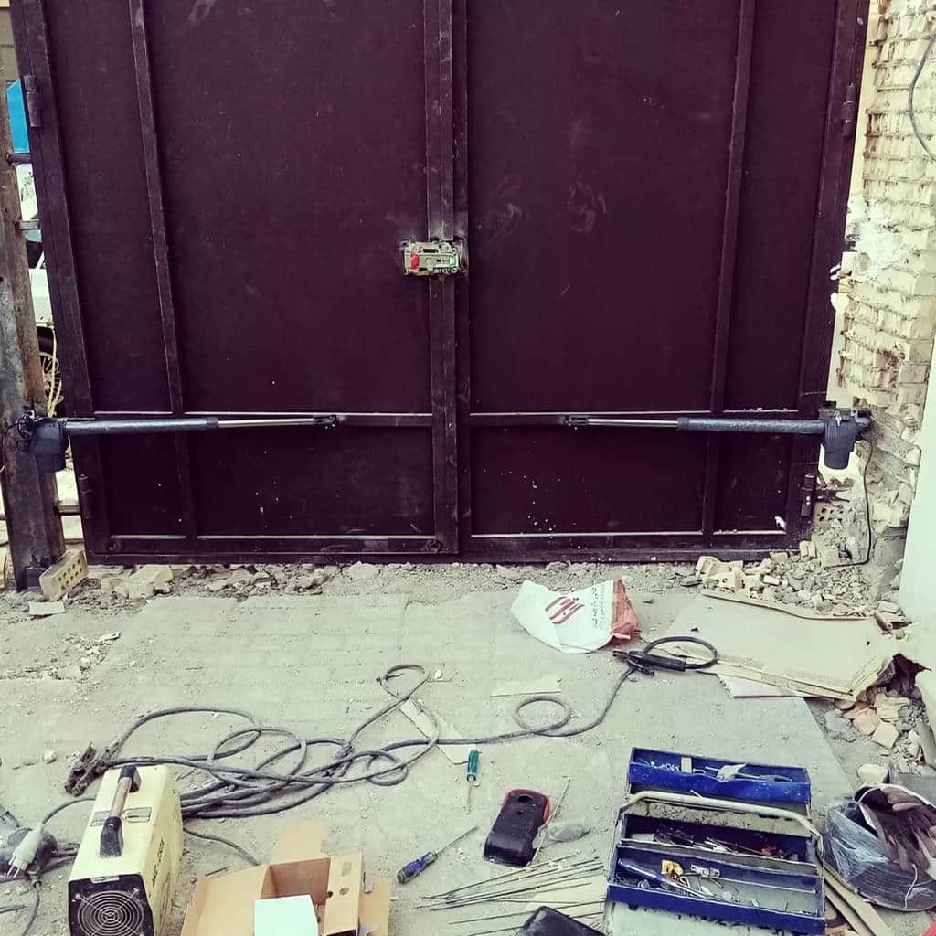 اجرای موتور جک پارکینگی بازویی روی درب فلزی در مشهد