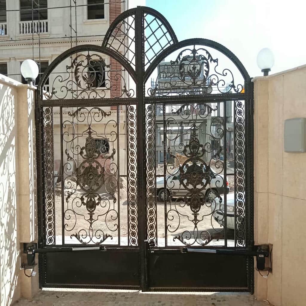 سفارش درب برقی حیاط لولایی با طرح مدرن در مشهد