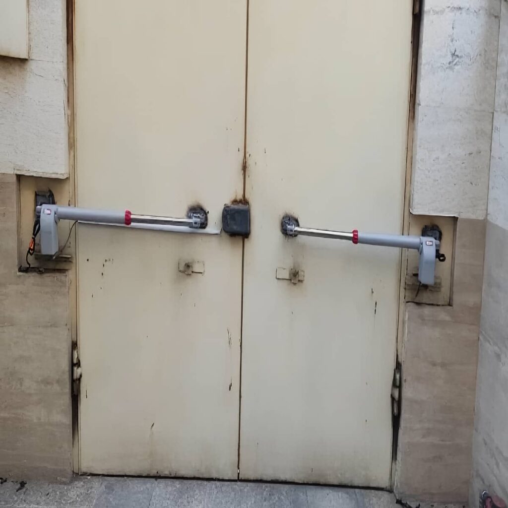 خدمات نصب جک بازویی درب ویلا در مشهد