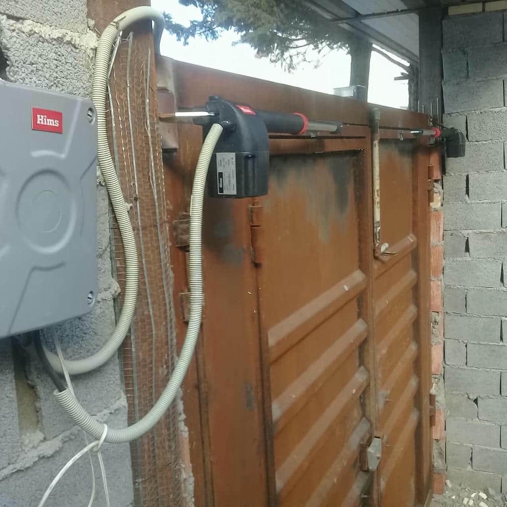 نصب جک پارکینگی الکترومکانیک خانگی روی درب لولایی در مشهد