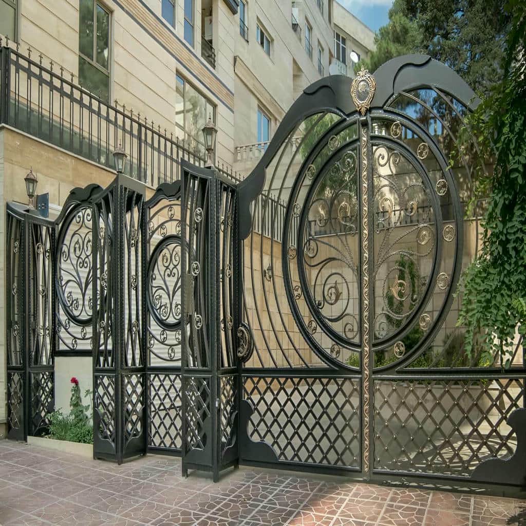 ساخت درب پارکینگ کلاسیک کتیبه دار با فریم مقاوم در مشهد