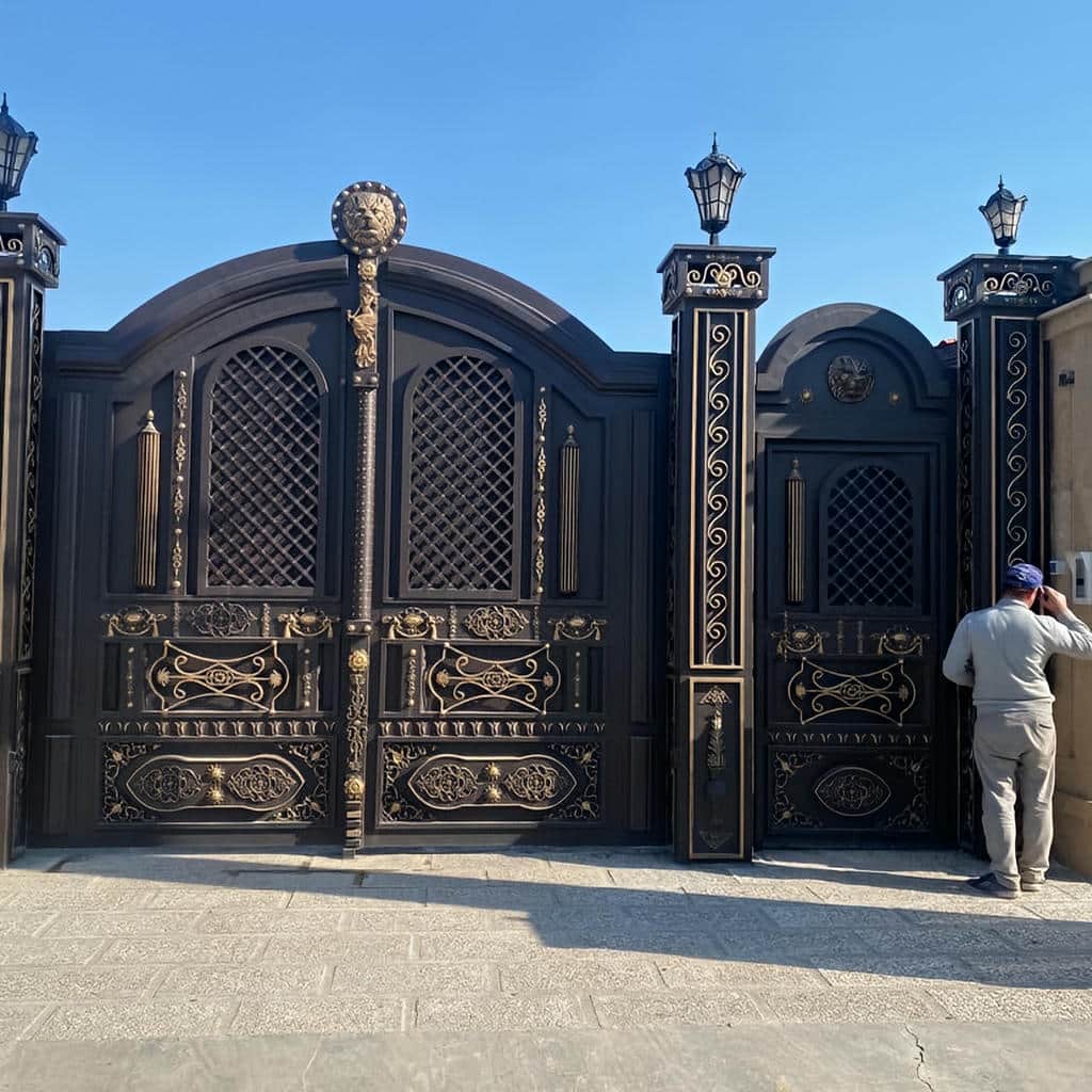 ساخت درب پارکینگ ساختمان چند واحدی با فریم مقاوم در مشهد