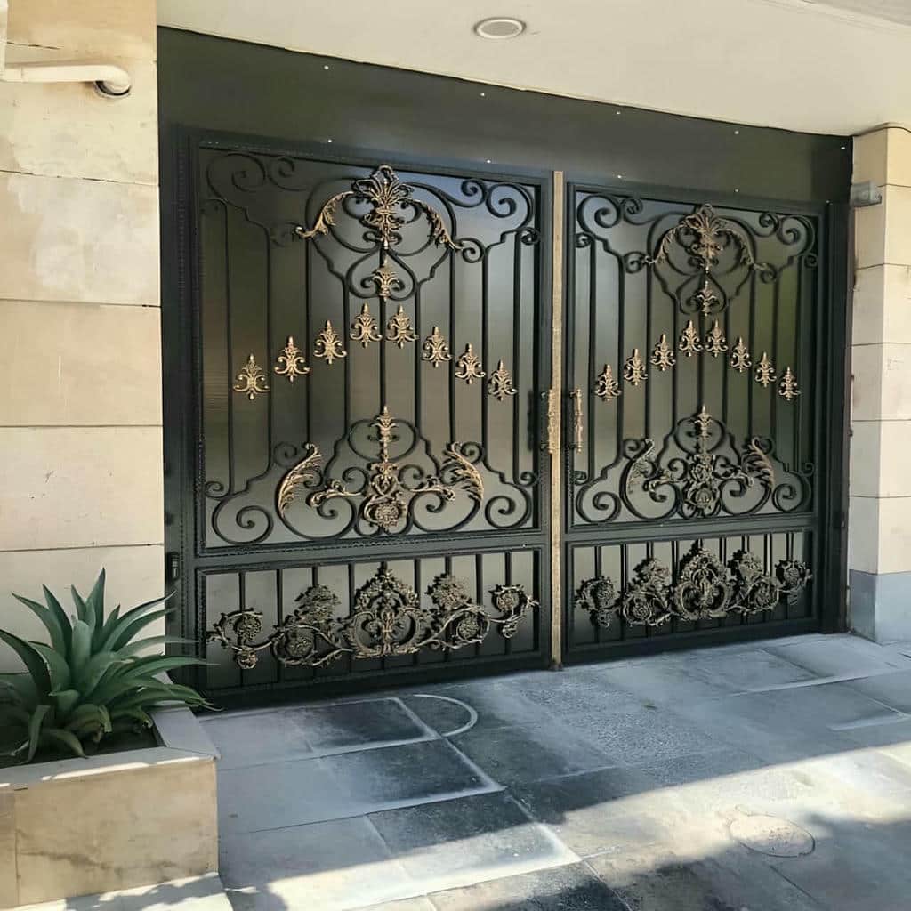 ساخت درب حیاط ورودی محوطه با کلاف فلزی در مشهد