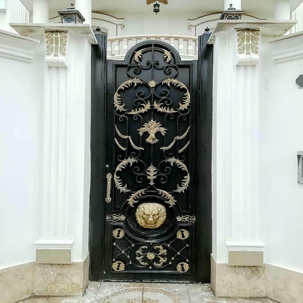 نصب درب حیاط پروفیلی کلاف دار با چهارچوب تراز در مشهد