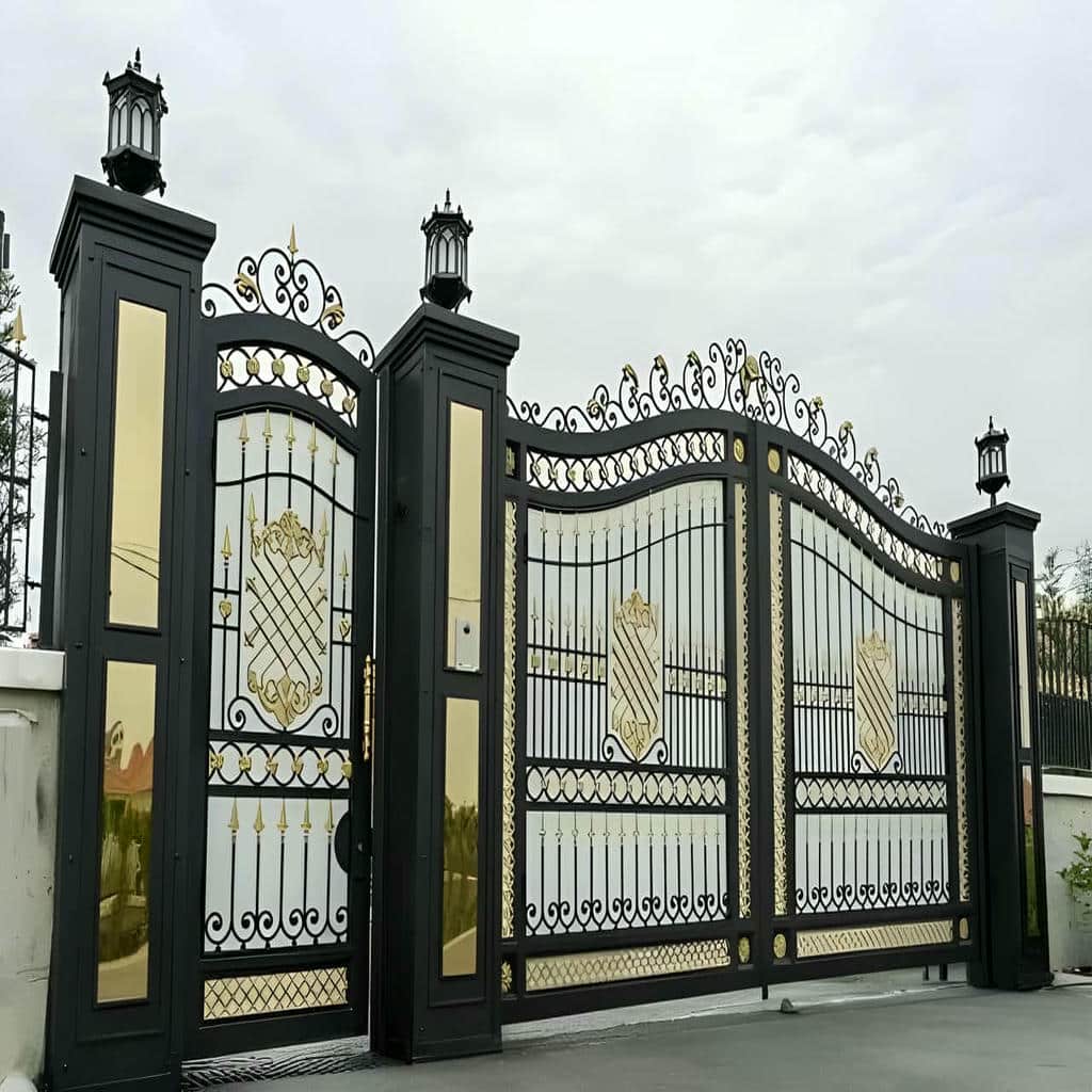 اجرای درب پارکینگ آهنی ریلی برای ورودی حیاط در مشهد اجرای درب پارکینگ آهنی ریلی برای ورودی حیاط در مشهد