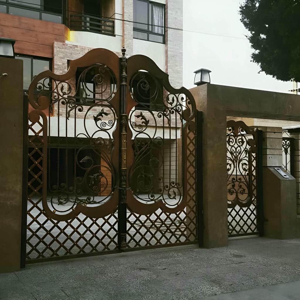 نصب درب پارکینگ آهنی ریلی با ریل مناسب در مشهد نصب درب پارکینگ آهنی ریلی با ریل مناسب در مشهد