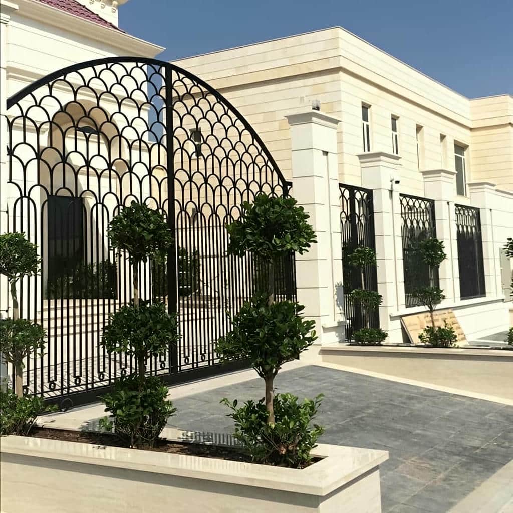 نصب درب آهنی کلاسیک کتیبه دار با لولای مناسب در مشهد