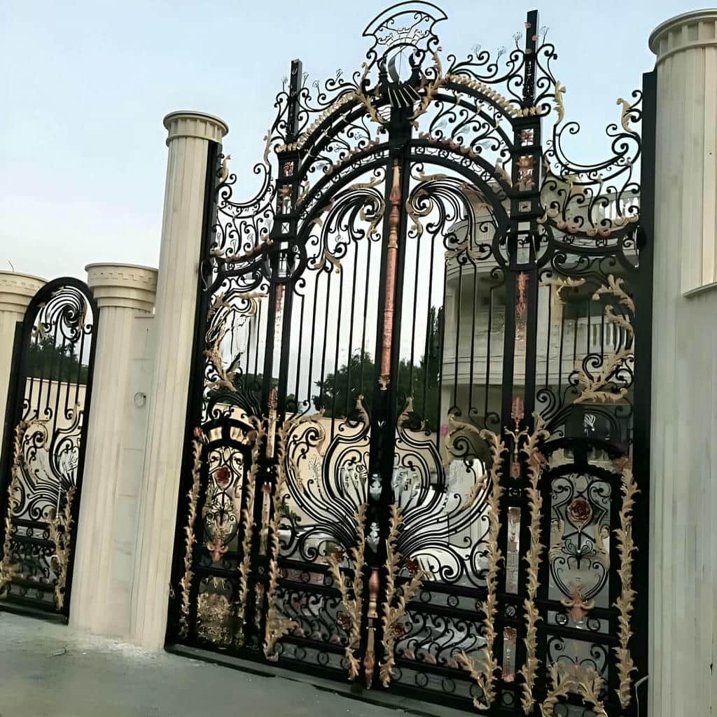 اجرای درب حیاط CNC پنل مشبک هماهنگ با نما در مشهد