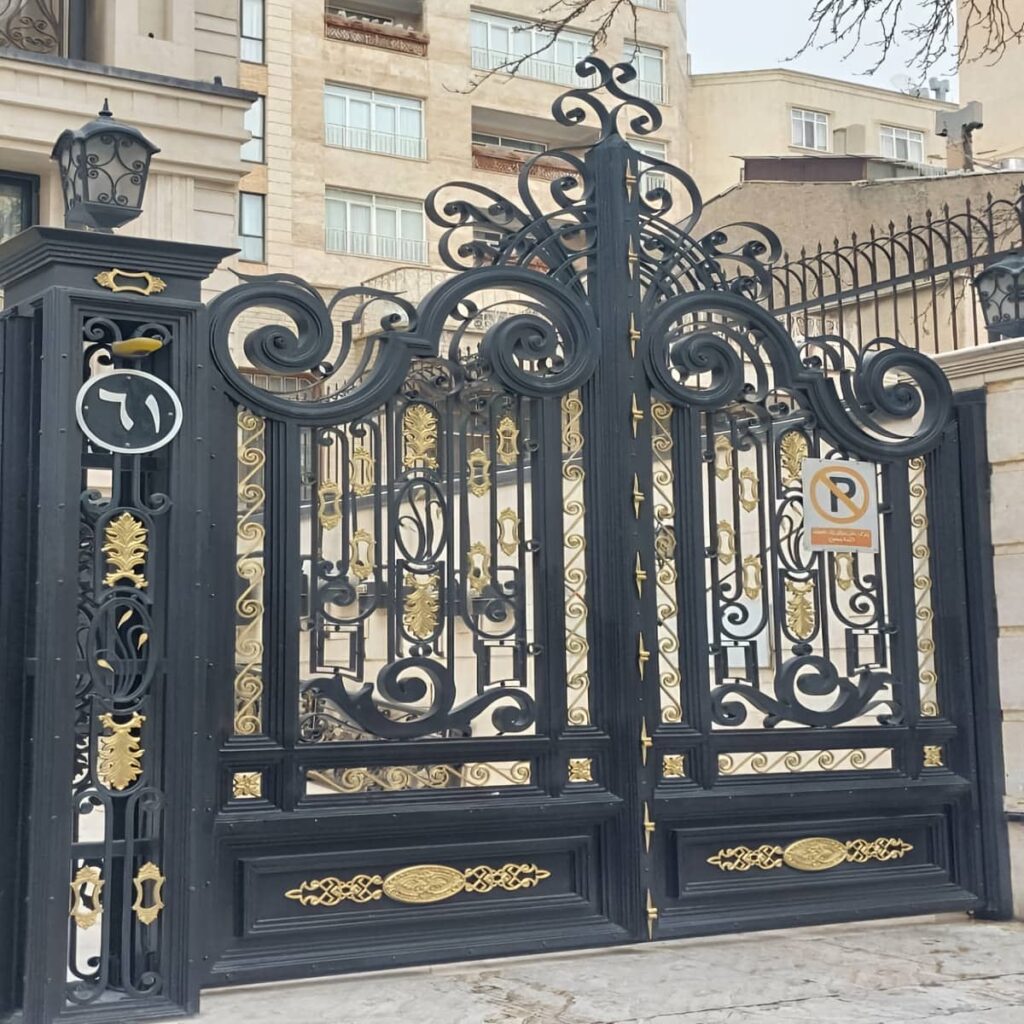 مدل کلاسیک درب پارکینگ لولایی ستون دار فرفورژه در مشهد