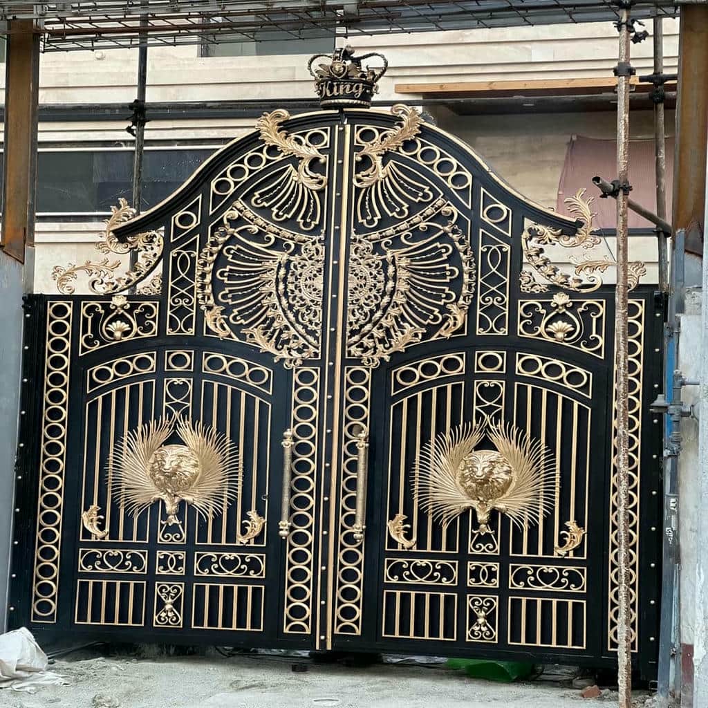 مدل کلاسیک درب پارکینگ فلزی دو لنگه فرفورژه در مشهد