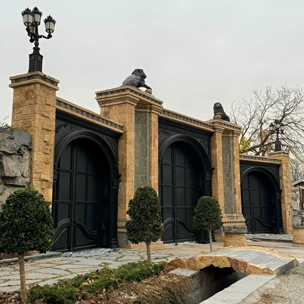 سفارش درب پارکینگ فلزی دو لنگه ورق‌دار در مشهد