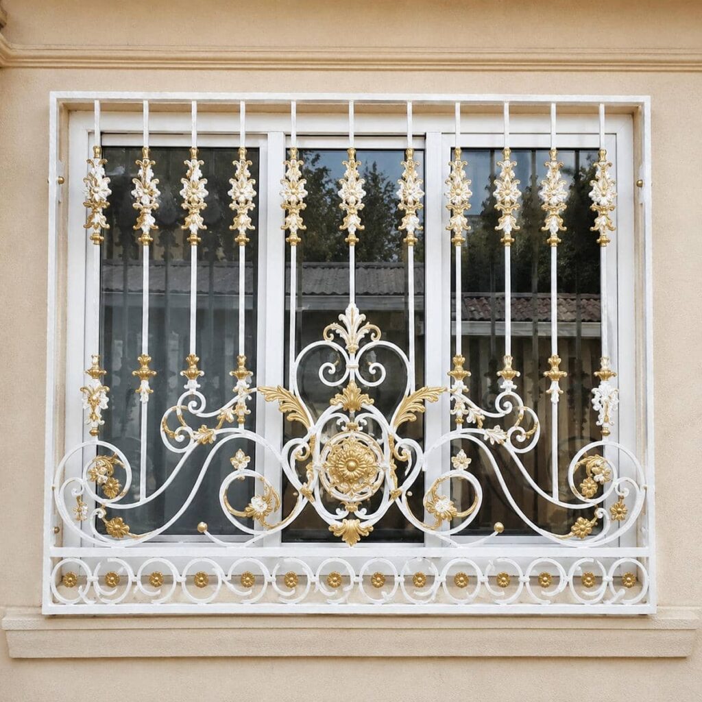 اجرای نرده پنجره فرفورژه گل دار روی نمای ساختمان در مشهد