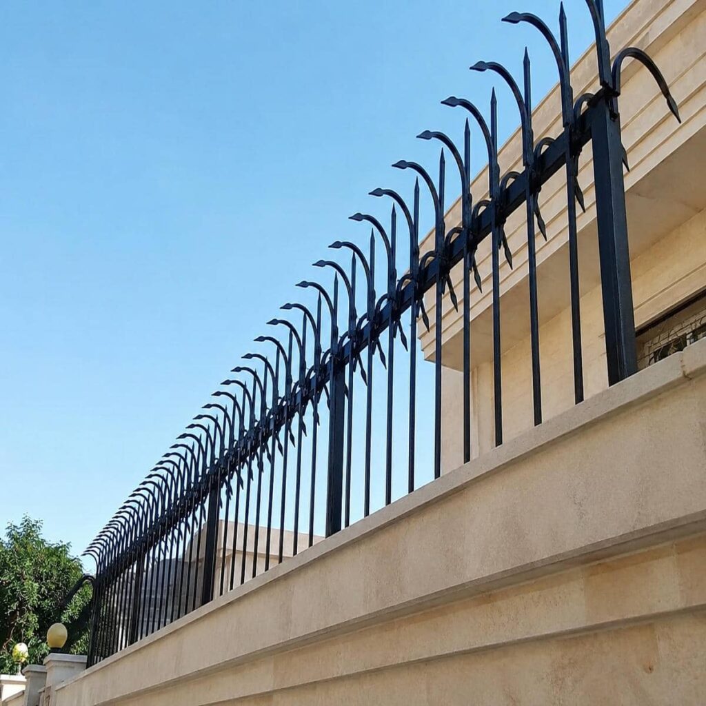 حفاظ دیوار ویلایی مدرن طرح نیزه با خطوط منظم در مشهد حفاظ دیوار ویلایی مدرن طرح نیزه با خطوط منظم در مشهد