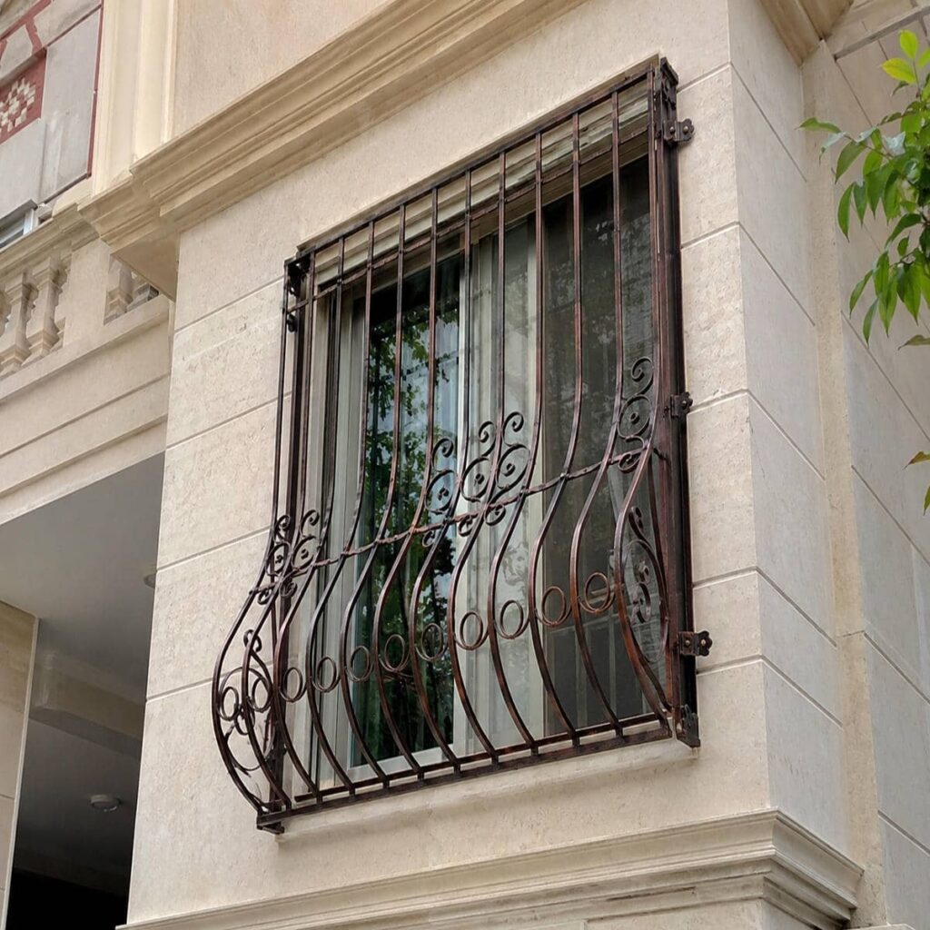 مدل عمودی حفاظ پنجره ویلایی نمای باغ با دید باز در مشهد